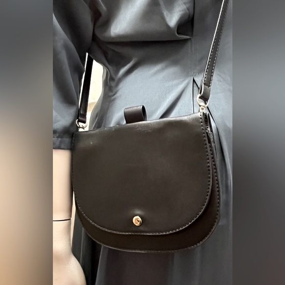 🖤 MADISON WEST – Black Faux Leather Crossbody Bag - Picture 1 of 11
